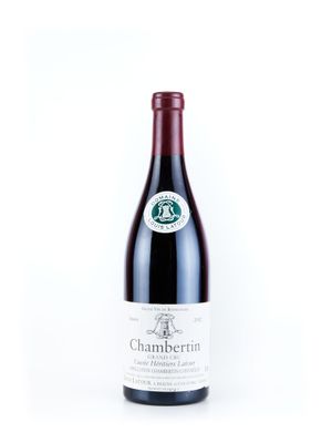 une bouteille de vin posée sur une table