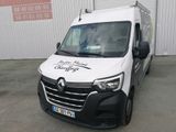 une camionnette blanche garée devant un bâtiment