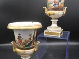 deux vases ornés de scènes peintes, posés sur une table