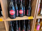 de nombreuses bouteilles de vin sur les étagères du magasin