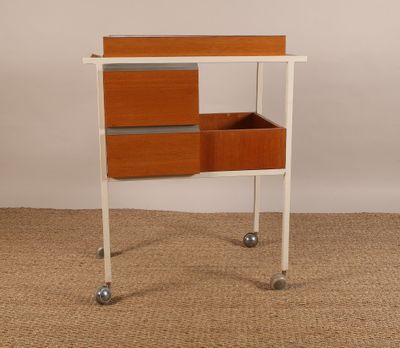 une photo d'une table d'appoint blanche et en bois, dotée de deux tiroirs