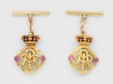 une paire de boucles d'oreilles plaquées or, ornées de pierres roses et d'une couronne