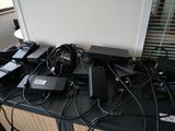 Plusieurs ordinateurs portables et autres appareils électroniques sont posés sur un bureau