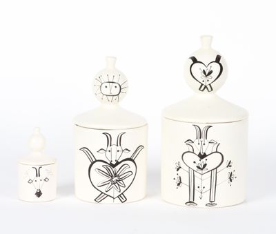 trois récipients en céramique ornés de motifs sur un fond blanc
