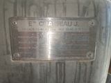 une plaque métallique fixée sur le flanc d'un réservoir métallique