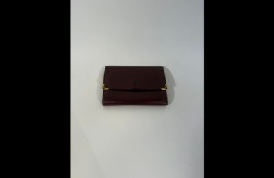 MUST DE CARTIER Porte monnaie en cuir bordeaux.