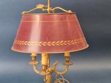 une image représentant une lampe avec un abat-jour rose sur fond bleu