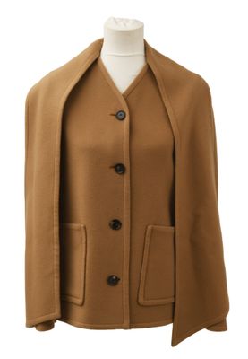 La veste est marron et comporte des boutons sur le devant.