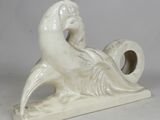une sculpture blanche représentant un oiseau sur fond blanc