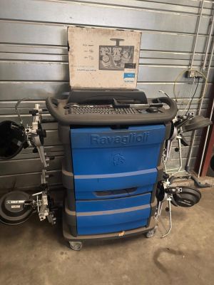 un ordinateur portable posé sur un chariot dans un garage