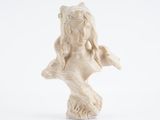 une statue blanche représentant une femme aux longs cheveux, posée sur un socle blanc