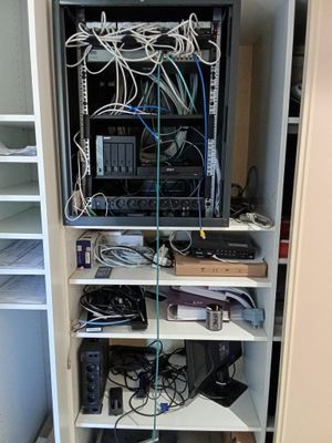 une armoire sur laquelle sont posés tout un tas de câbles