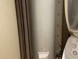 un chauffe-eau dans un coin de la salle de bains