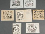 Plusieurs dessins représentant des personnes et des animaux sont exposés sur une surface grise