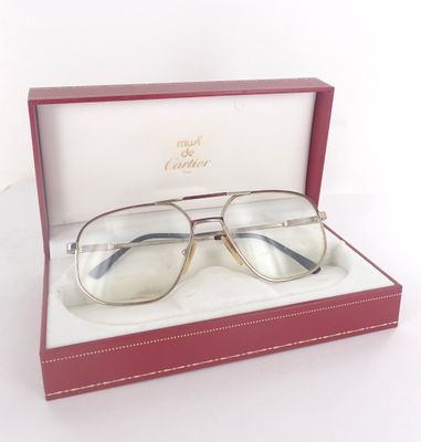 une image représentant une paire de lunettes dans un étui posé sur une surface blanche