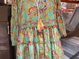 une photo d'une robe sur un mannequin dans un entrepôt