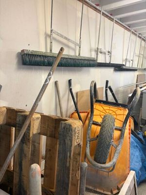 une pièce où se trouvent de nombreux outils