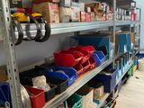 de nombreux bacs et cartons sur les étagères de la pièce
