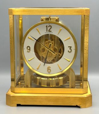 une horloge en or posée sur une table