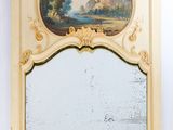 un miroir sur lequel est peinte une image, accroché au mur