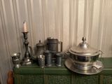 une commode verte sur laquelle sont disposés de nombreux objets en argent