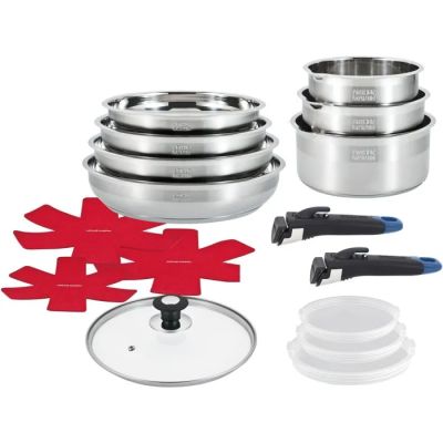 un gros plan sur un ensemble de casseroles et de poêles sur fond blanc