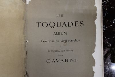 un livre ouvert sur une table