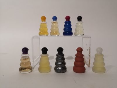 tout un tas de pièces d'échecs en verre de différentes couleurs sur la table