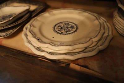une pile d'assiettes posée sur une table en bois