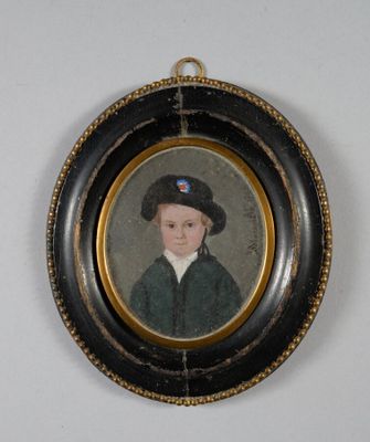 portrait d'un jeune garçon vêtu d'un manteau vert et d'un chapeau noir