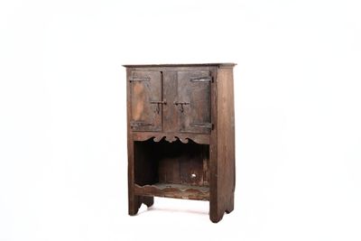 une vieille armoire en bois avec une porte et une étagère