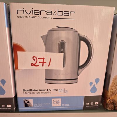 une boîte contenant une bouilloire, posée sur une étagère dans un magasin
