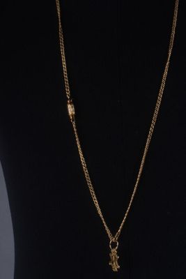 un collier à chaîne en or avec un pendentif en forme de croix sur un mannequin, un mannequin, un mannequin, un mannequin, un mannequin, un mannequin, un mannequin, un mannequin, un mannequin, un mannequin, un mannequin, un mannequin, un mannequin, un mannequin, un mannequin, un mannequin, un mannequin, un mannequin, un mannequin, un mannequin, un mannequin, un mannequin, un mannequin, un mannequin, un mannequin, un mannequin, un mannequin, un mannequin, un mannequin, un mannequin, un mannequin, un mannequin