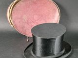 un haut-de-forme noir posé sur un chapeau noir