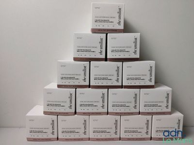 un gros plan sur une pile de cartons empilés les uns sur les autres