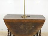 l'image d'une table sur laquelle est posée une lampe