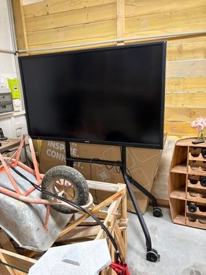 un téléviseur posé sur un meuble dans une pièce