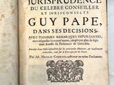Un vieux livre est ouvert sur une table, avec une étiquette dessus.