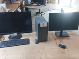 deux écrans d'ordinateur et un clavier sur un bureau