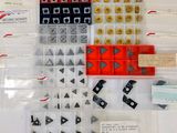 de nombreux types de Lego différents dans une boîte en plastique
