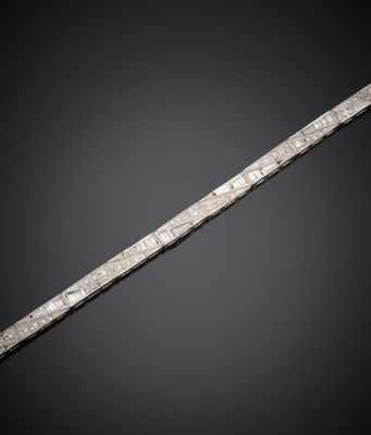 un vieux bracelet en argent avec un fermoir en diamant sur fond noir