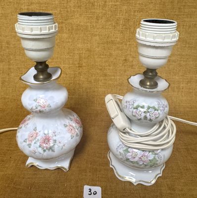 deux lampes placées l'une à côté de l'autre sur une table