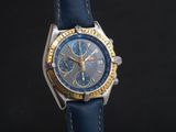 une image d'une montre en gros plan sur fond noir
