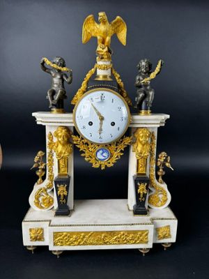une horloge posée sur une table