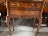 une photo montrant un ensemble de trois commodes en bois dans une pièce