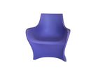 une chaise bleue posée sur une surface blanche