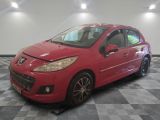 la voiture rouge est garée dans le garage sur le sol en damier