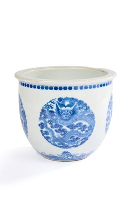 un bol bleu et blanc orné d'un dragon