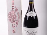 une bouteille de vin posée à côté d'une boîte