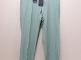 un gros plan d'un pantalon suspendu à un cintre